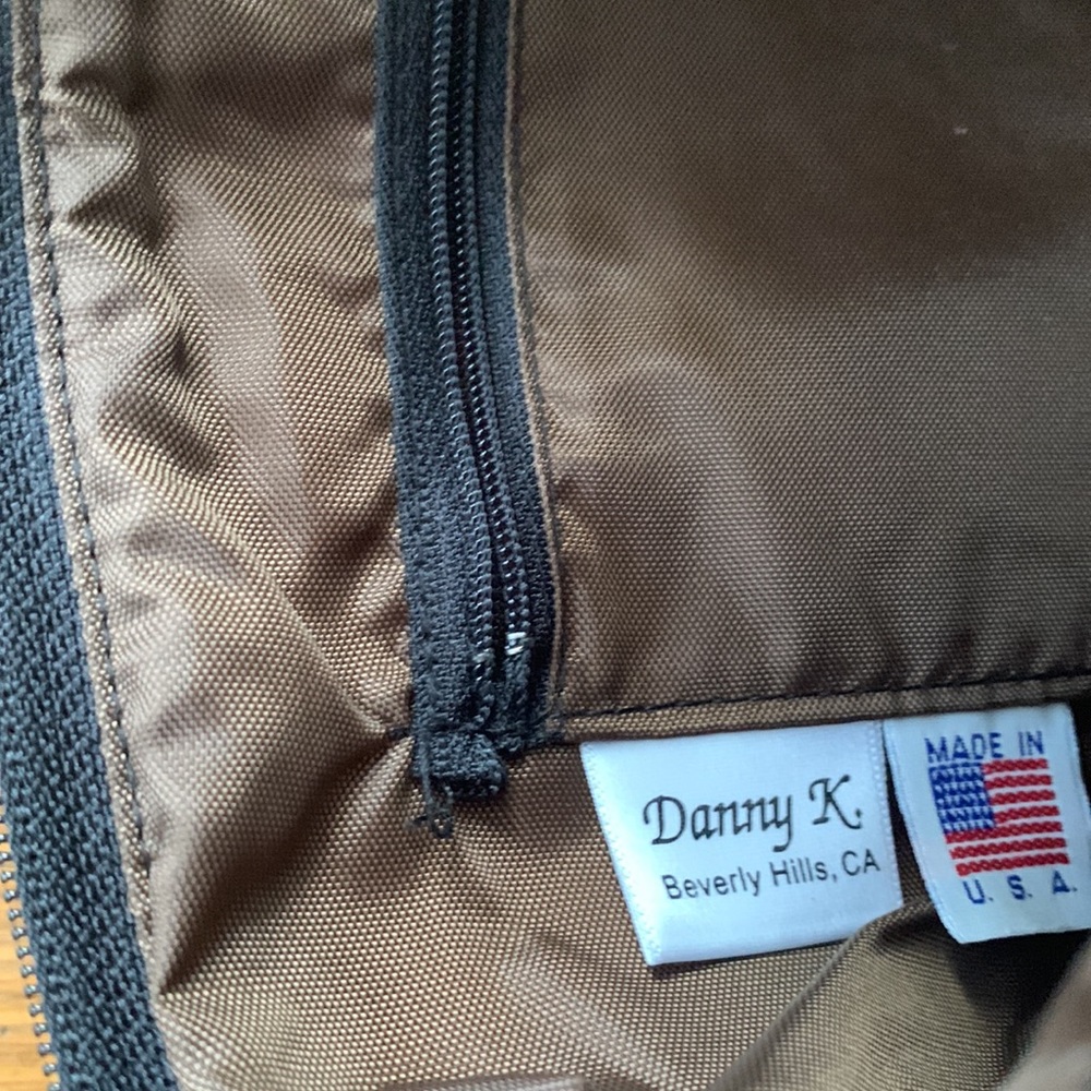 👜 Danny K of Beverly Hills brown/black fabric purse with adjustable strap. - Picture 7 of 11